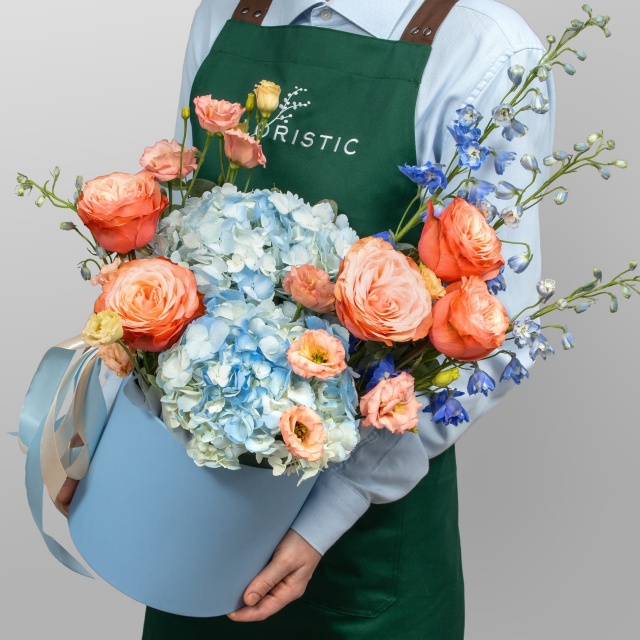 Композиция из Роз Эквадор, Гортензий и Дельфиниума в шляпной коробке «Морская акварель»