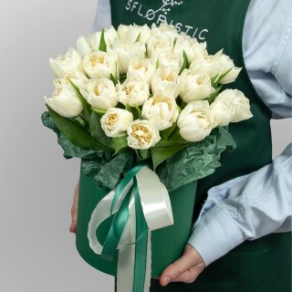 Композиция из Пионовидных Тюльпанов в шляпной коробке «Утро в саду»
