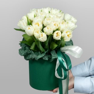 Композиция из Пионовидных Тюльпанов в шляпной коробке «Утро в саду»