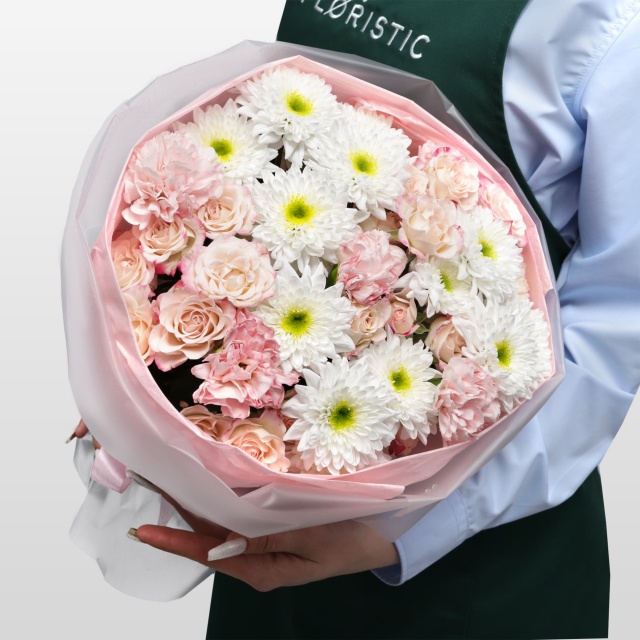 Букет из Гвоздик, Хризантем и Кустовых Роз «Тепло твоих рук»