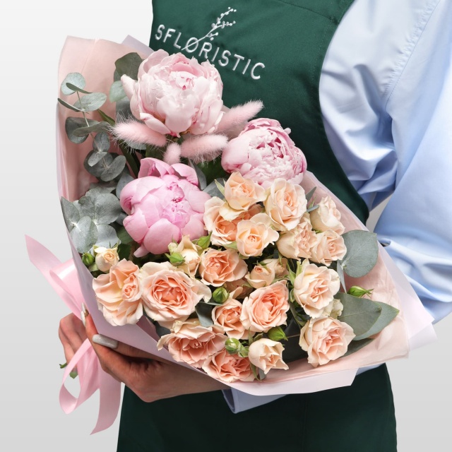 Букет из Пионов и Кустовых Роз «Ванильный бриз»