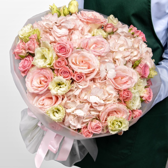 Букет из Гортензий, Эустомы и Роз «Нежное утро»