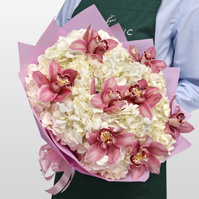 Букет из Гортензий и Орхидей «Сахарная дымка»