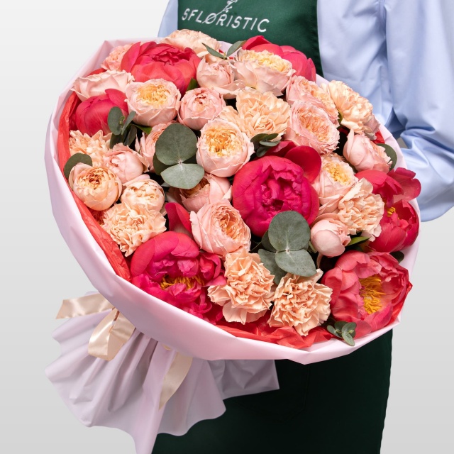 Букет из Пионов, кустовых Роз и Диантусов «Сладкое пламя»