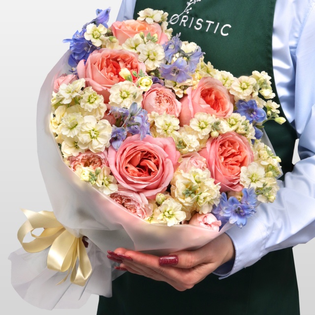 Букет из Маттиолы, Роз и Дельфиниума «Облачный сад»