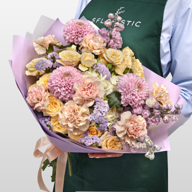 Букет из Гвоздик, Хризантем, Роз и Дельфиниума «Счастье рядом»