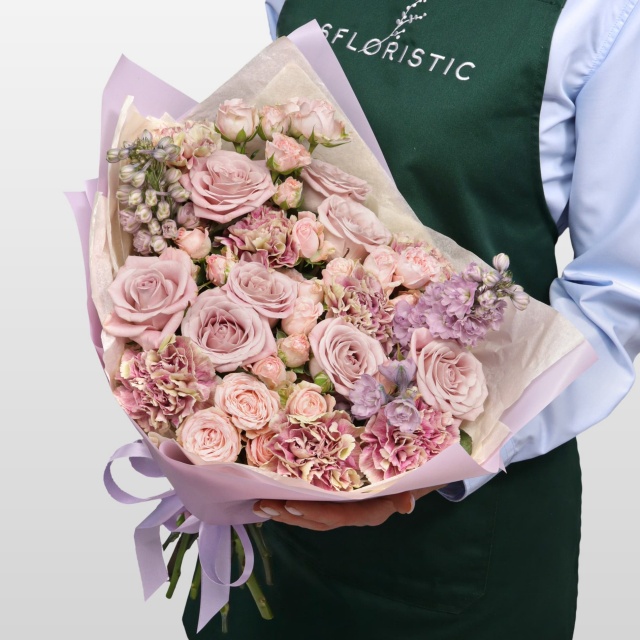 Букет из Гвоздик, Роз и Дельфиниума «Ветер перемен»