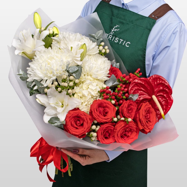 Букет из Хризантем, Роз, Лилий и Антуриума «Сила и нежность»