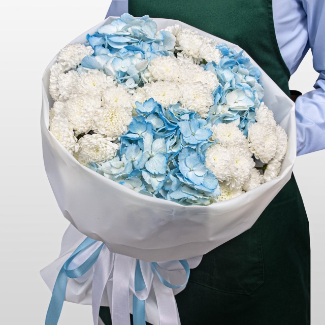 Букет из Гортензий и Хризантем Сантини «Северная нежность»
