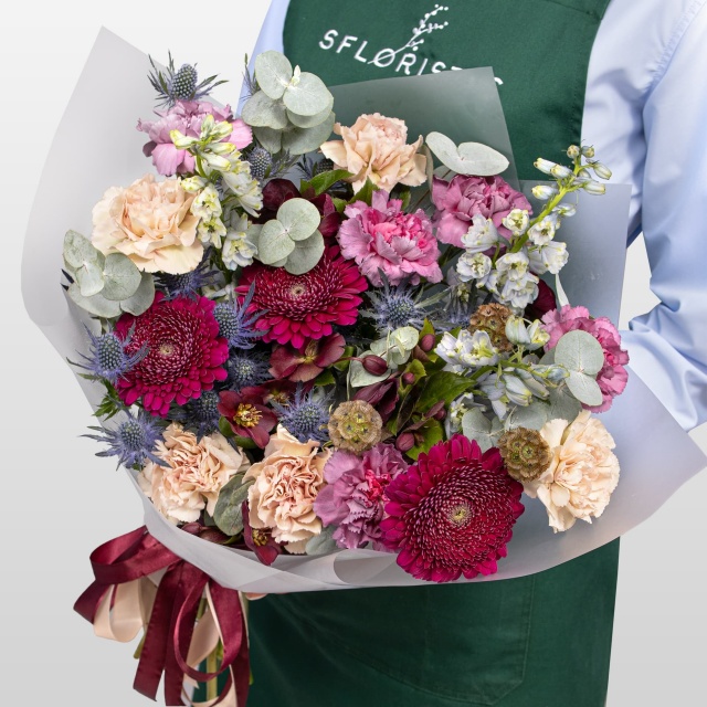 Букет из Гвоздик, Гербер и Дельфиниума «Винтажный Шик»