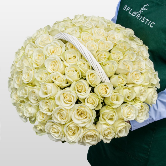 Композиция из Роз Кения 60 см в корзине «Молочная Ваниль»