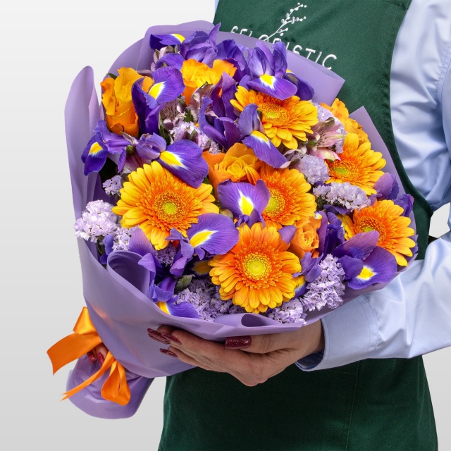 Букет из Роз, Ирисов и Гермини «Флер де Лис»