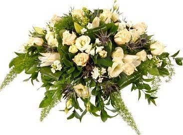 Траурный букет из Роз, Лизиантуса и Лилий «Фортепиано»