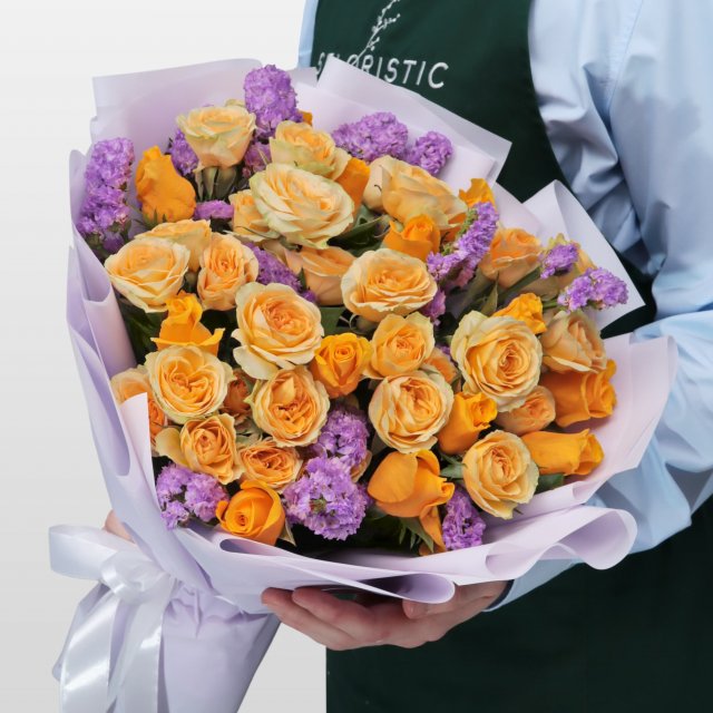 Букет из Роз и Статицы «Мед и амбра»