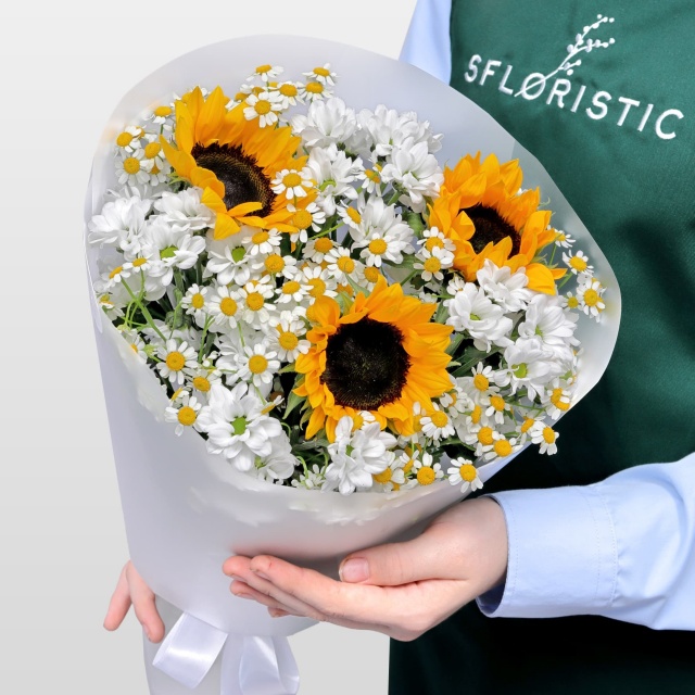 Букет из Подсолнухов, Ромашек и Сантини «Нежное сияние»