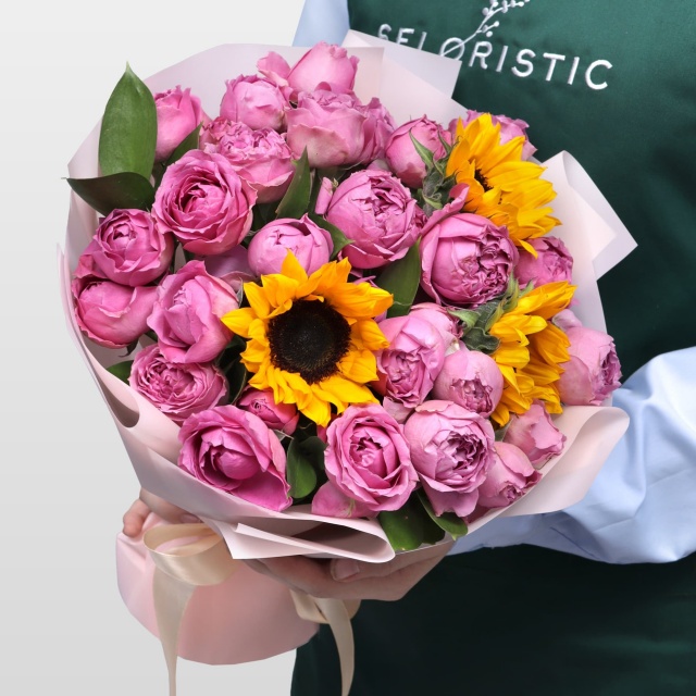 Букет из Кустовых роз и Подсолнухов «Солнечный танец»