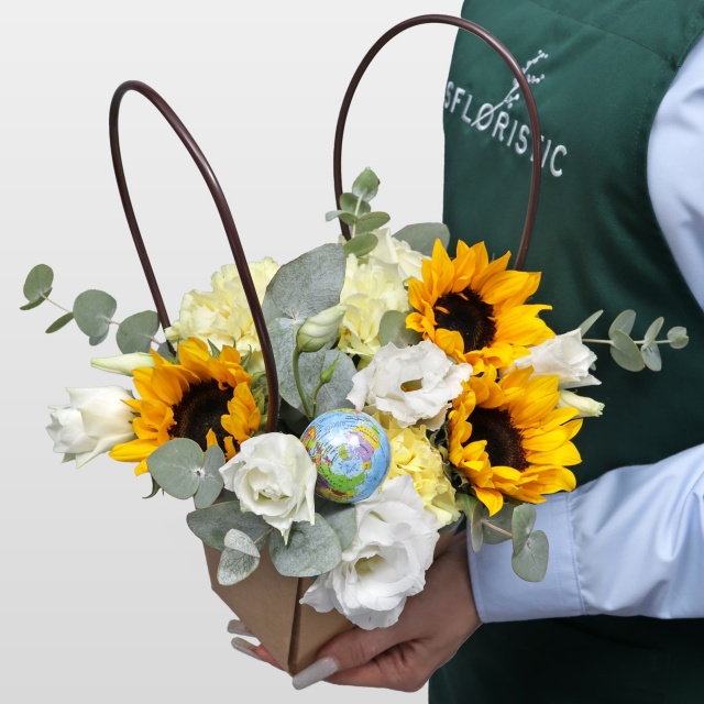 Композиция из Подсолнухов, Гвоздик и Эустомы в сумочке «Дорога к знаниям»