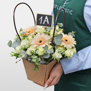 Композиция из Кустовых Роз и Гермини в сумочке «Школьный день»