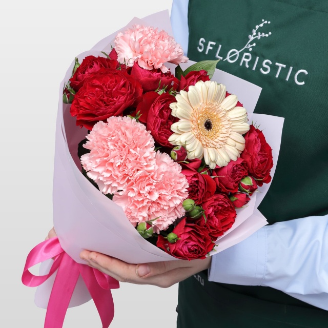 Букет из Кустовых Роз, Гвоздик и Гермини «Вихрь цветов»