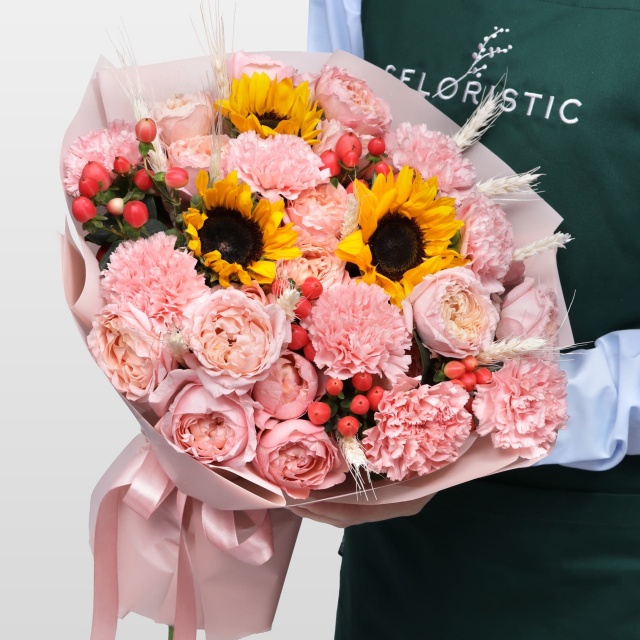 Букет из Подсолнухов, Роз и Гвоздик «Яркий урожай»