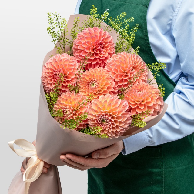 Букет из Георгин и Тласпи «Апельсиновый Закат»