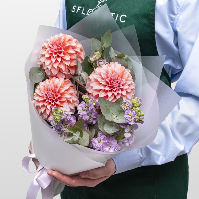 Букет из Георгин и Маттиолы «Садовые Сны» Букет из Георгин и Маттиолы «Садовые Сны»