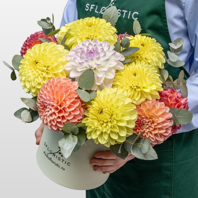 Композиция из Георгин и Эвкалипта в шляпной коробке «Солнечный Коктейль»