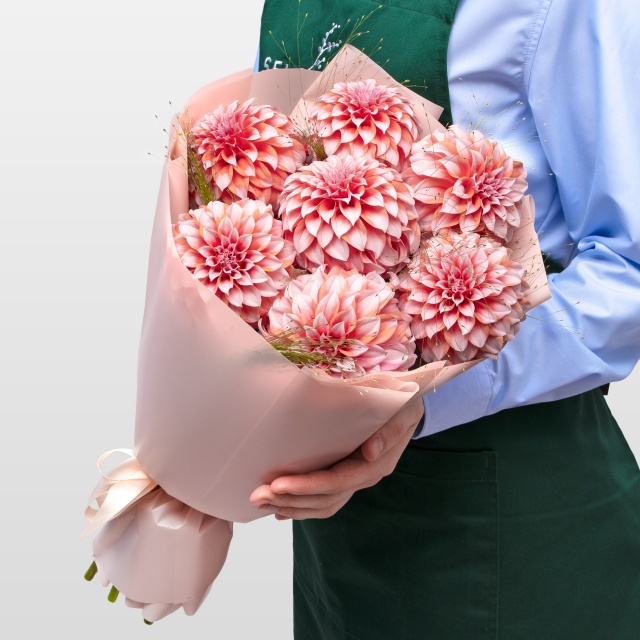 Букет из Георгин и Паникума «Нежный Шелк»