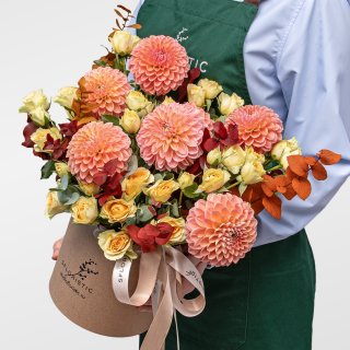 Композиция из Георгин и Кустовых Роз в шляпной коробке «Медовый Сентябрь»