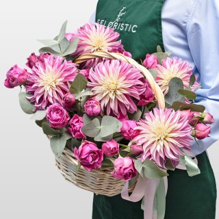 Композиция из Георгин и Пионовидных Роз в корзине «Розовый Престиж»