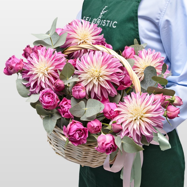 Композиция из Георгин и Пионовидных Роз в корзине «Розовый Престиж»