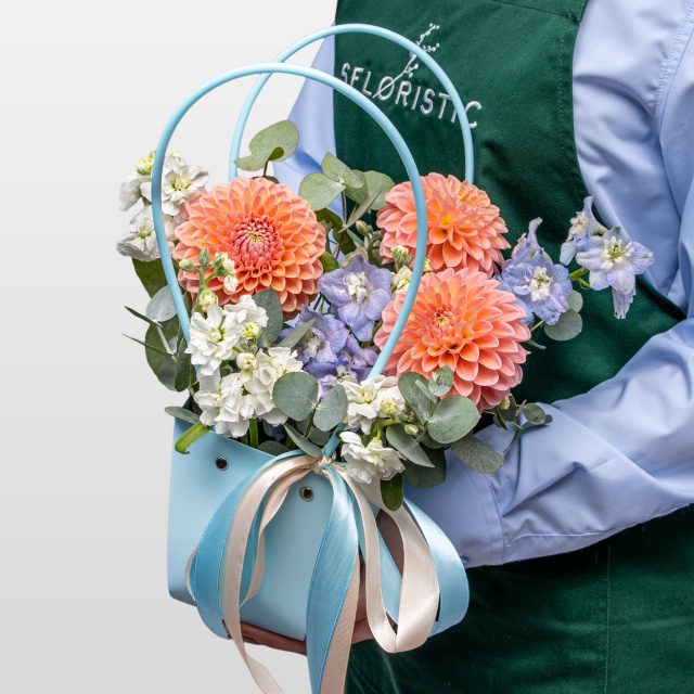 Композиция из Георгин, Маттиолы и Дельфиниума в сумочке «Лазурный Закат»