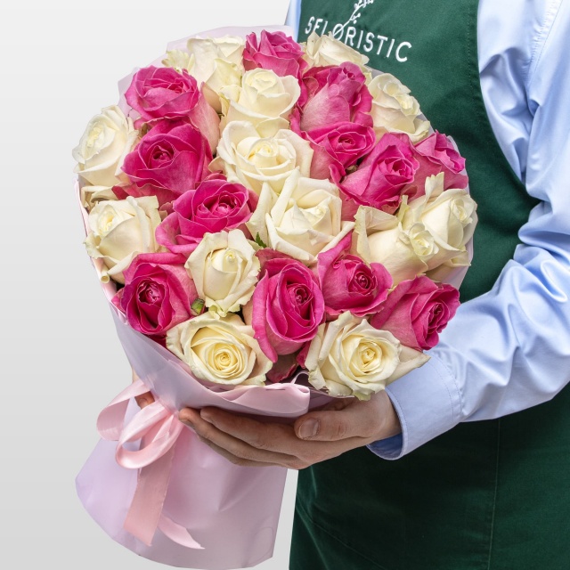 Букет из розовых и белых Роз Россия 25 шт «Энергия Чувств»