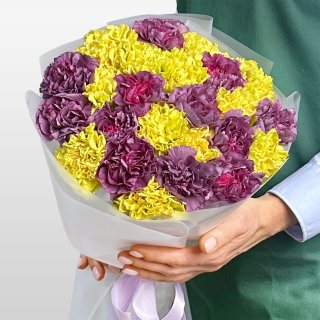 Букет из желтых и фиолетовых Гвоздик 25 шт «Маскарад»