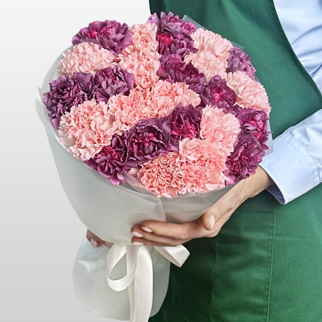 Букет из розовых и фиолетовых Гвоздик 25 шт «Эхо Заката»