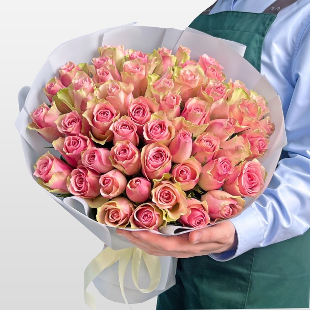Букет из розовых Роз Кения 60 см 51 шт «Свежесть Эдема»