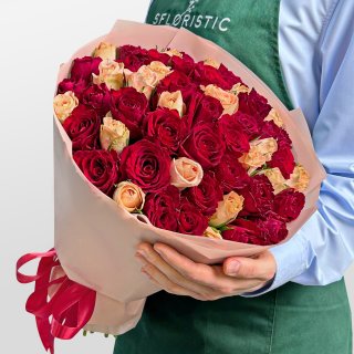 Букет из малиновых и кремовых Роз Кения 40 см 51 шт «Краски Заката»