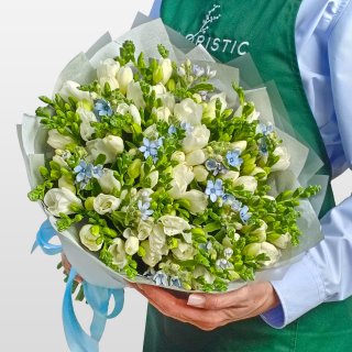 Букет из Фрезий и Оксипеталума «Альпийский Луг»