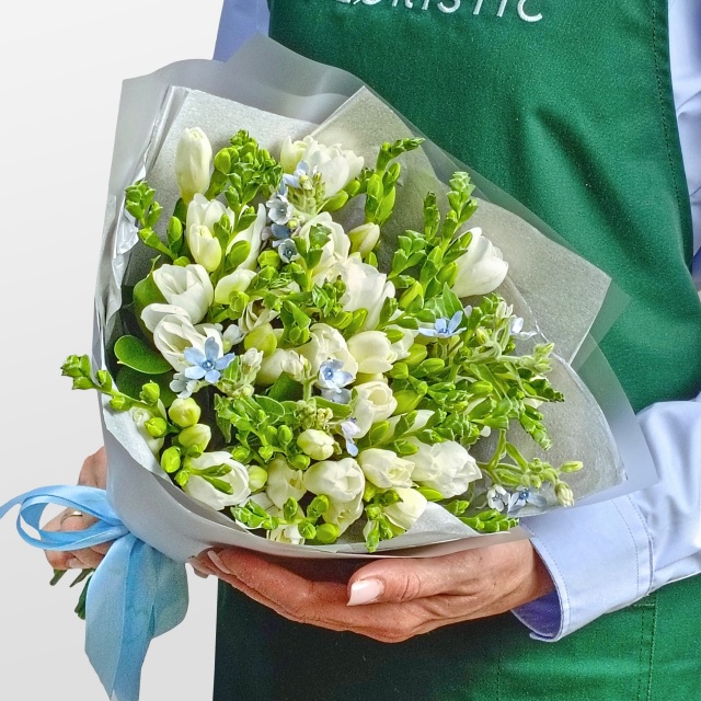 Букет из Фрезий и Оксипеталума «Жемчужина Неба» Букет из Фрезий и Оксипеталума «Жемчужина Неба»