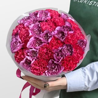 Букет из малиновых и фиолетовых Гвоздик 35 шт «Пламенное Сердце»