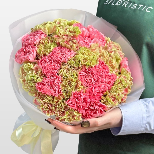 Букет из розовых и зеленых Гвоздик 35 шт «Эхо Весны»