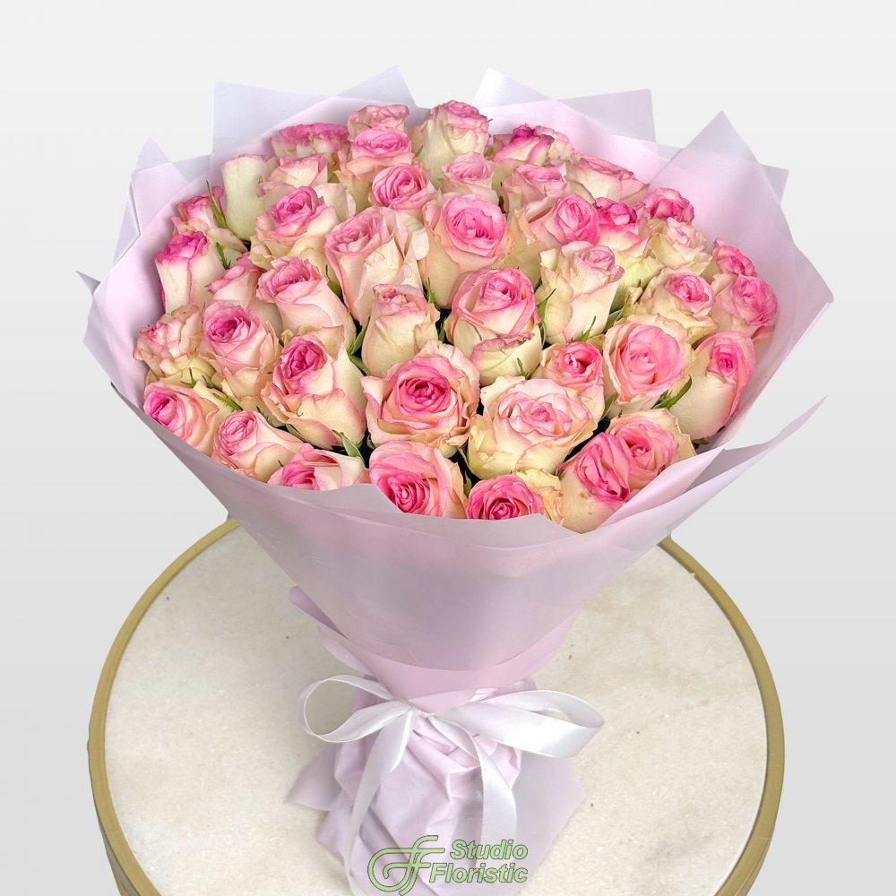 Букет из белых Роз Кения с розовой каймой 40 см 51 шт «Поцелуй Зари» Букет из белых Роз Кения с розовой каймой 40 см 51 шт «Поцелуй Зари»