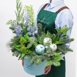 Новогодняя композиция из Нобилиса, Можжевельника и Дельфиниума в коробке «Зимняя Соната»