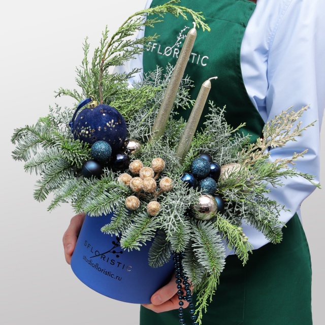 Новогодняя композиция из Нобилиса и Туи со свечами в коробке «Декабрьская Ночь»