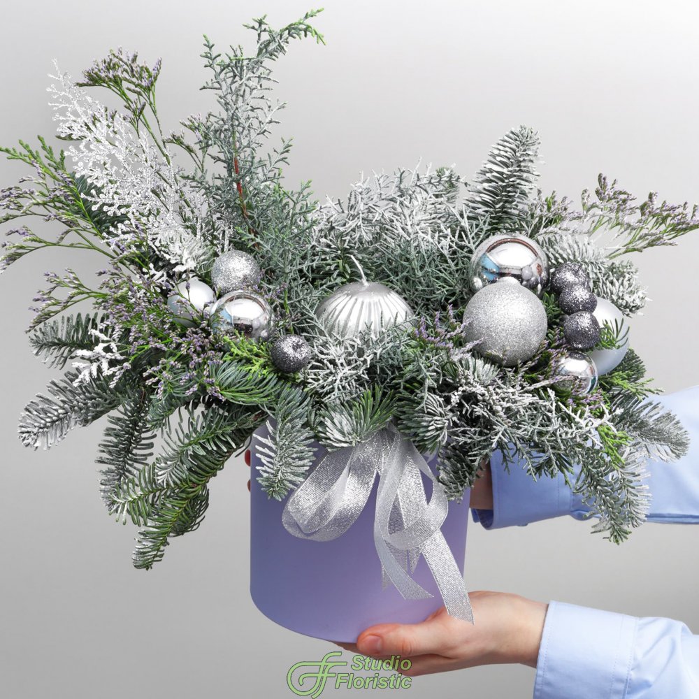 Новогодняя композиция из Нобилиса и Лимониума со свечой в коробке «Серебро Инея» Новогодняя композиция из Нобилиса и Лимониума со свечой в коробке «Серебро Инея»