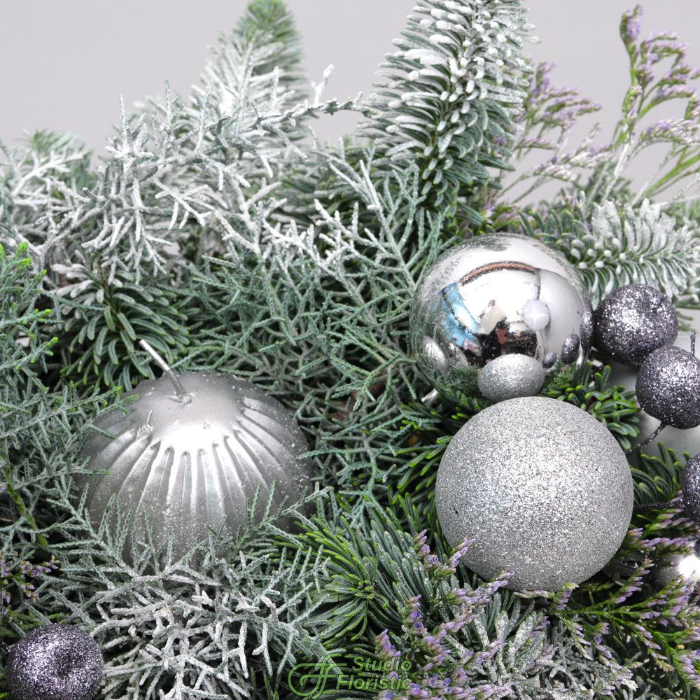 Новогодняя композиция из Нобилиса и Лимониума со свечой в коробке «Серебро Инея» Новогодняя композиция из Нобилиса и Лимониума со свечой в коробке «Серебро Инея»