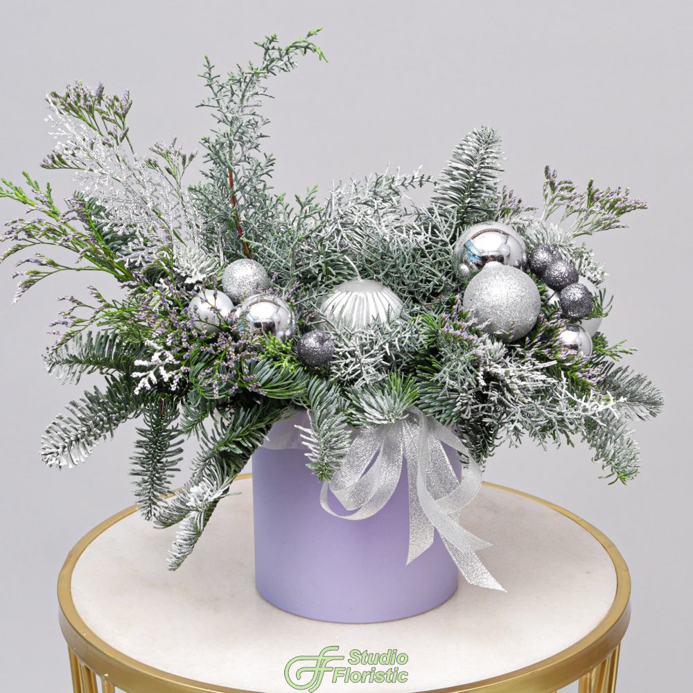 Новогодняя композиция из Нобилиса и Лимониума со свечой в коробке «Серебро Инея» Новогодняя композиция из Нобилиса и Лимониума со свечой в коробке «Серебро Инея»