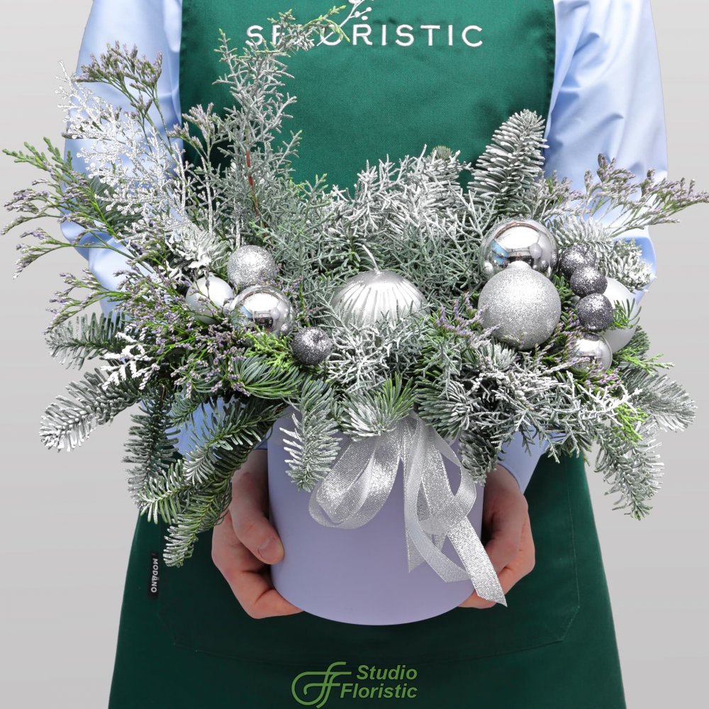 Новогодняя композиция из Нобилиса и Лимониума со свечой в коробке «Серебро Инея» Новогодняя композиция из Нобилиса и Лимониума со свечой в коробке «Серебро Инея»