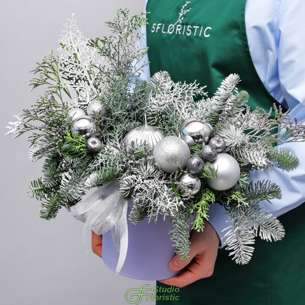 Новогодняя композиция из Нобилиса и Лимониума со свечой в коробке «Серебро Инея» Новогодняя композиция из Нобилиса и Лимониума со свечой в коробке «Серебро Инея»