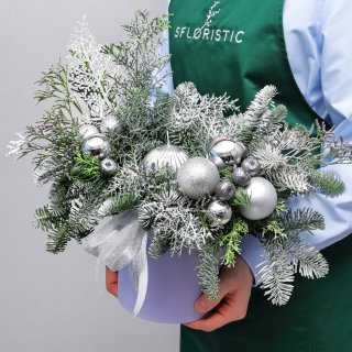 Новогодняя композиция из Нобилиса и Лимониума со свечой в коробке «Серебро Инея»